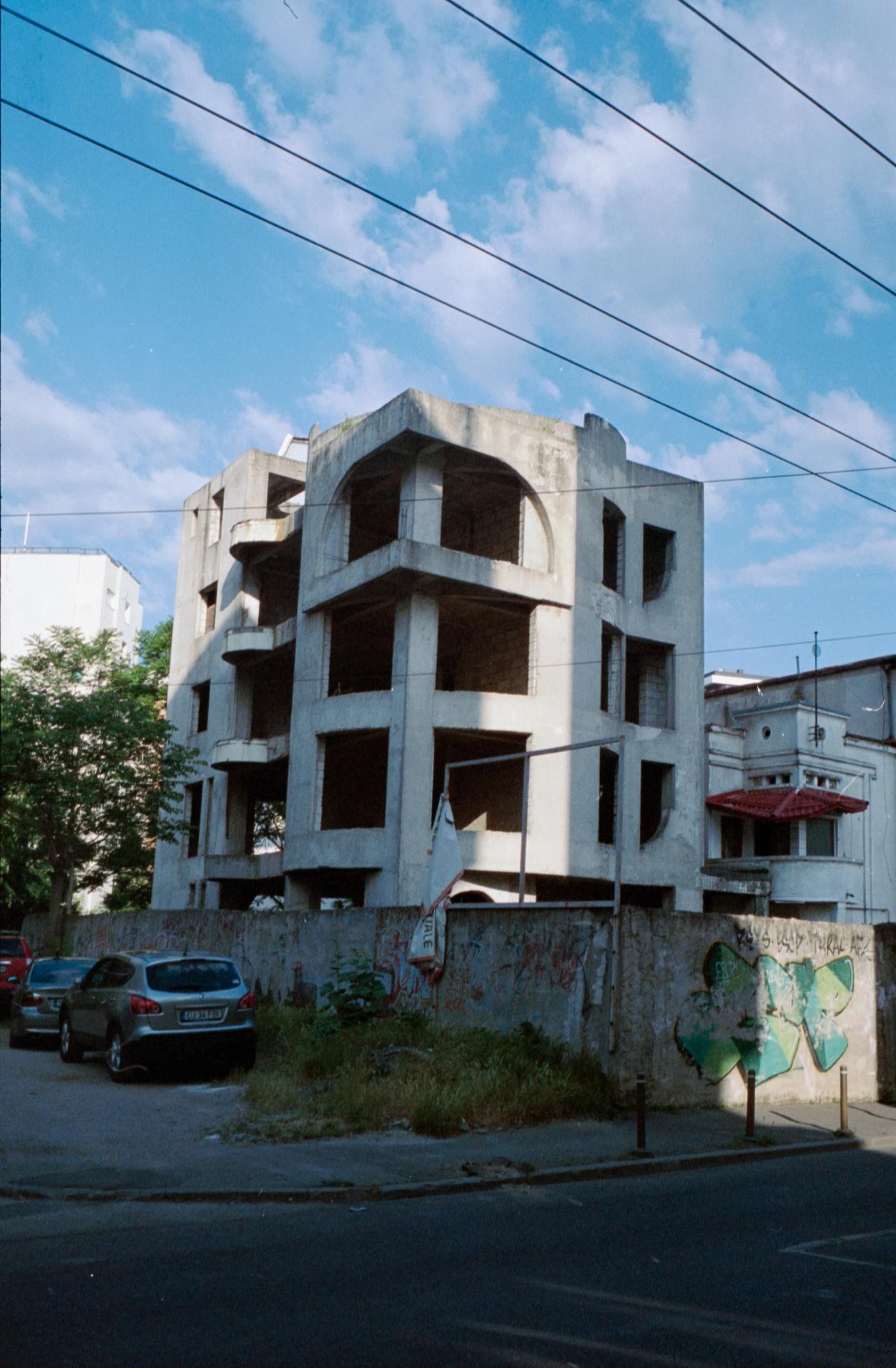 Thumbnail /2022 Bucharest/Gebäude Farbe.jpg